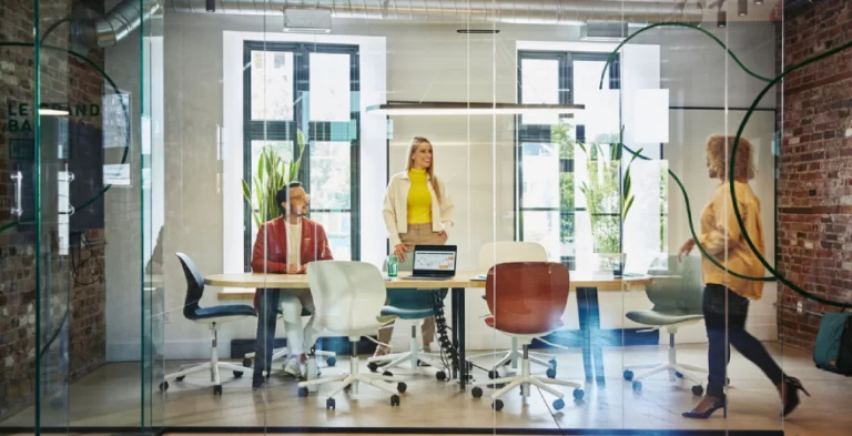 cómo la recolocación interna de profesionales cualificados reduce costes y despidos en la empresa.