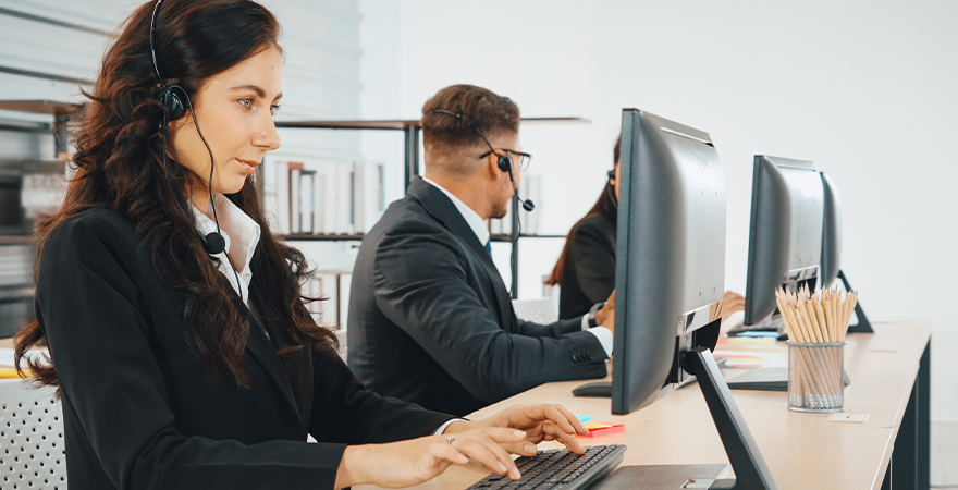 Centro de llamadas, de telemarketing, con agentes de asistencia al cliente, proporcionando servicio de llamadas telefónicas.