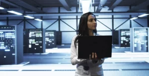 Administradora de sistemas en el centro de datos que supervisa las amenazas de seguridad, implementando medidas de ciberseguridad.