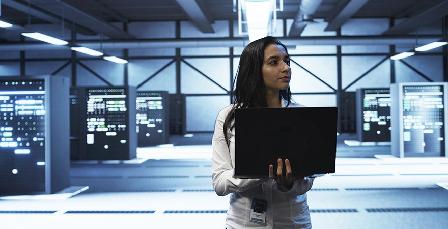 Administradora de sistemas en el centro de datos que supervisa las amenazas de seguridad, implementando medidas de ciberseguridad.