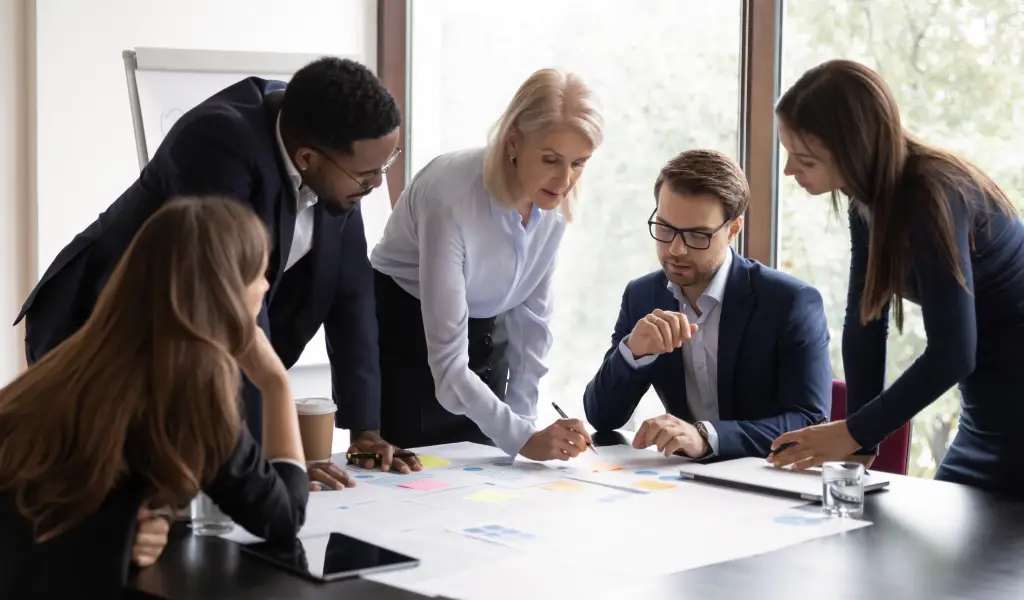 Grupo de consultores de ventas trabajando juntos en un entorno de oficina.