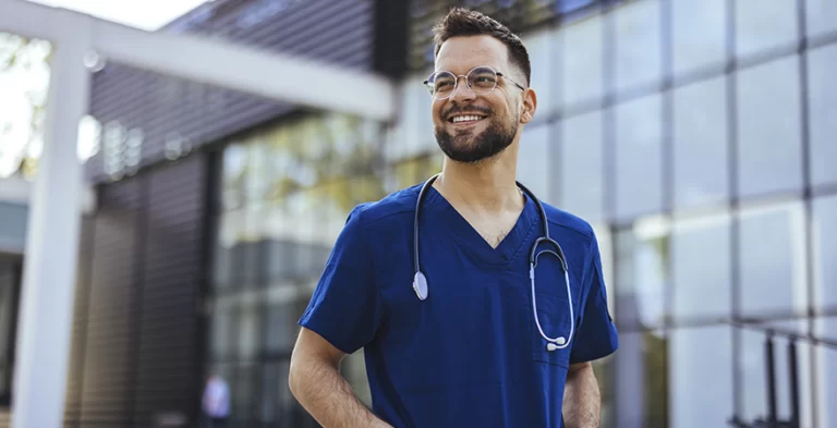 ¿cuánto gana un médico en España?