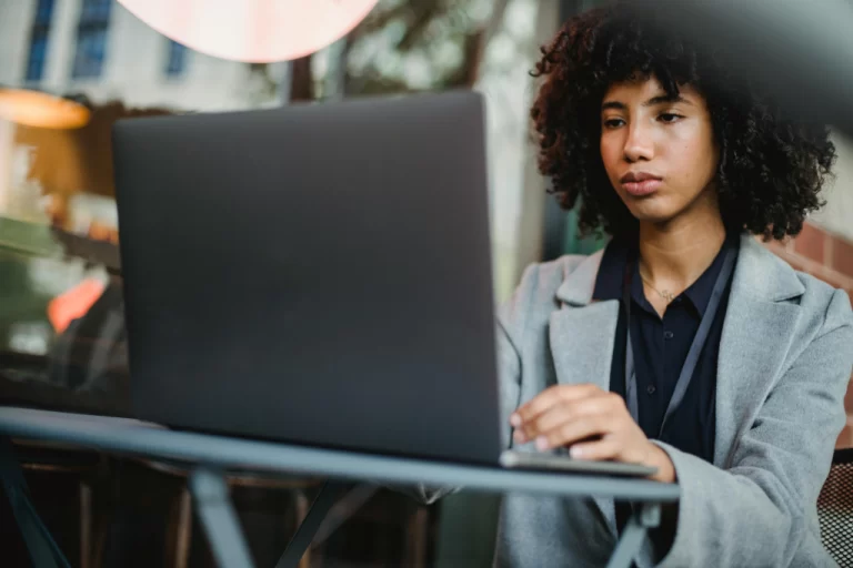HRMS: qué es, funciones y beneficios para tu empresa.