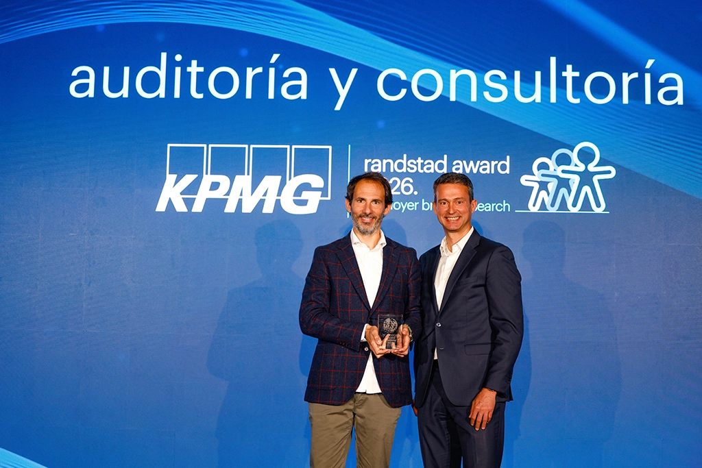 KPMG recogiendo el premio de Randstad Award 2026.