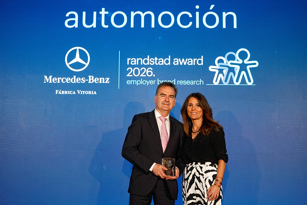 Mercedes-Benz recogiendo el premio de Randstad Award 2026.