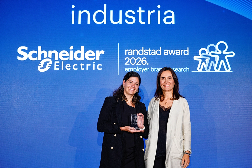 Schneider Electric recogiendo el premio de Randstad Award 2026.