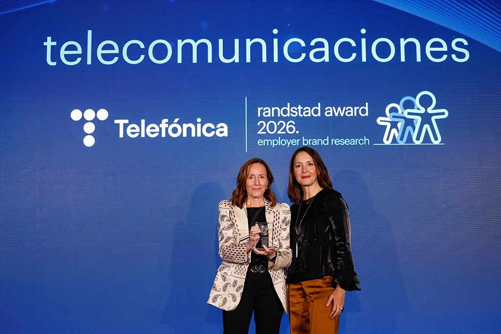 Telefónica recogiendo el premio de Randstad Award 2026.