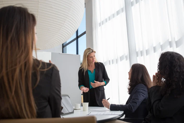 qué hace un CMO dentro de la estructura de una empresa moderna.