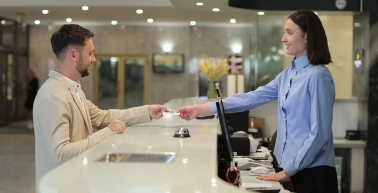 qué es el late check-out y cuáles son sus ventajas en el sector hotelero.